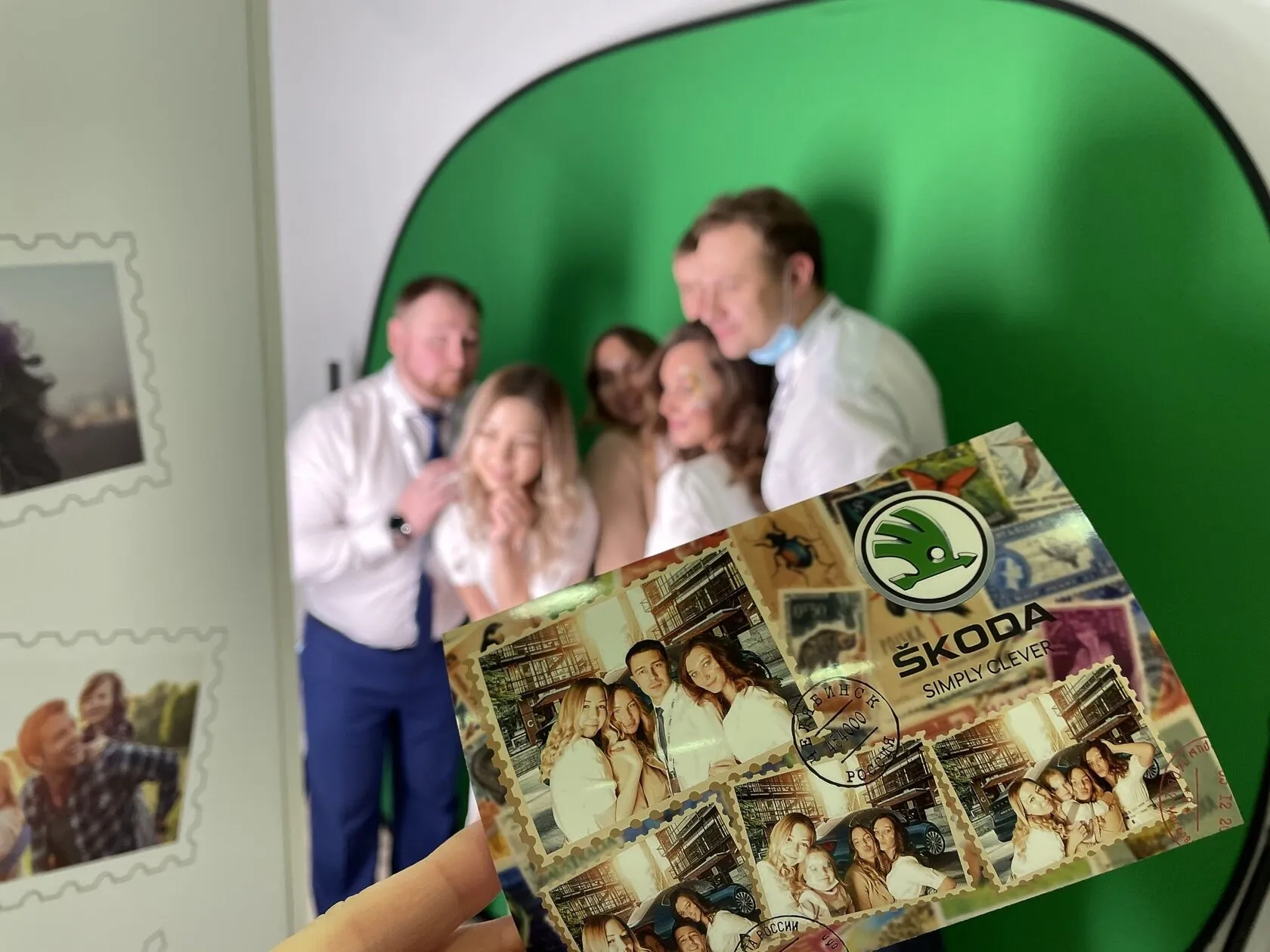Гости дилерского центра фотографируются для снимка с заменой фона